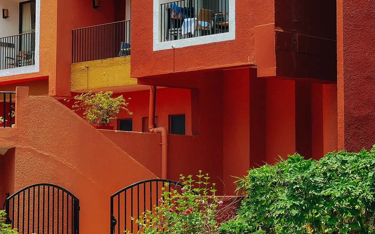 Wohnhaus mit Balkonen und Grünflächen
